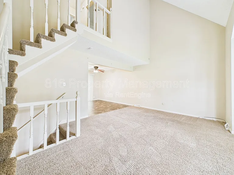 166 SW Robin Rd — Photo 2