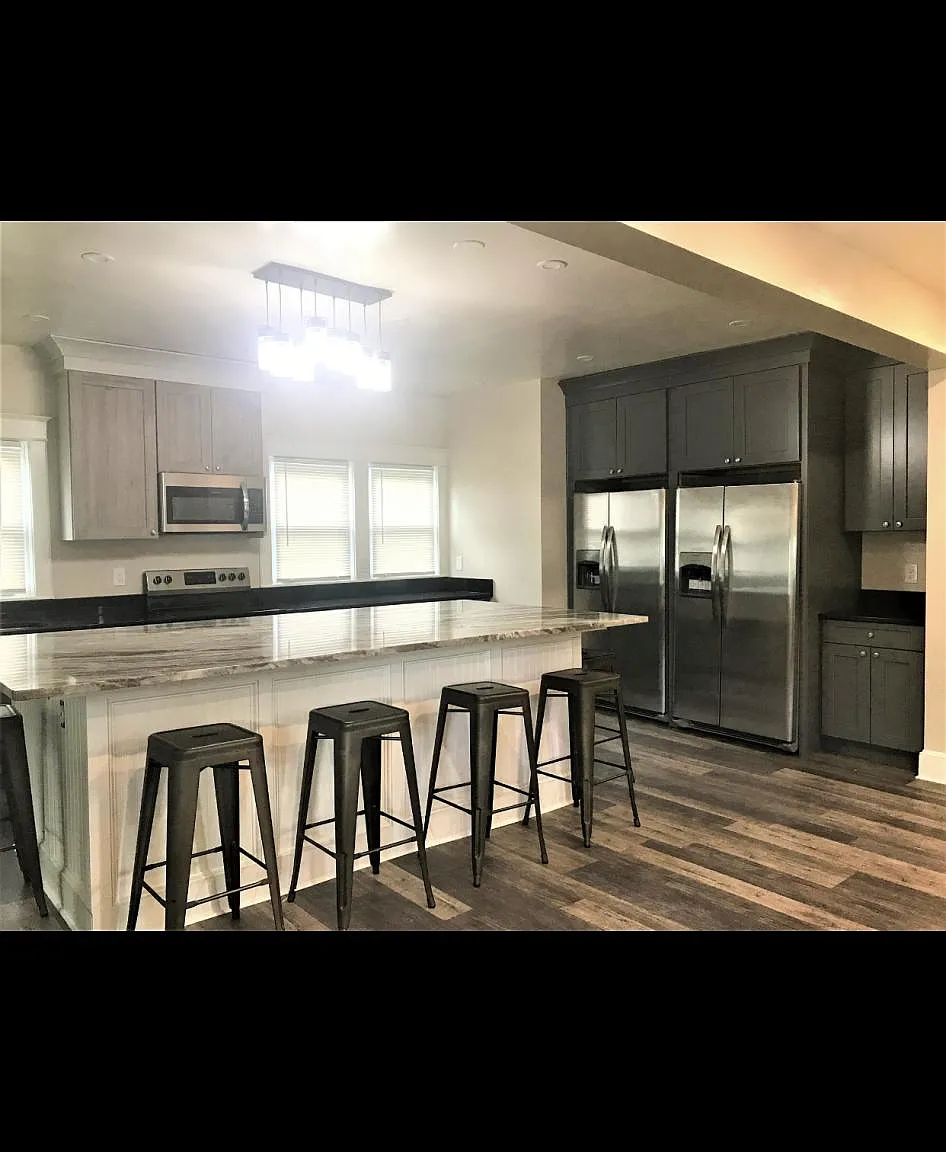 7 bed, 2208 sqft, $6,300 — Photo 2