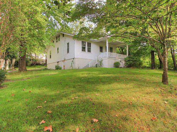 3rd image of 381 NE Hiawassee Ave