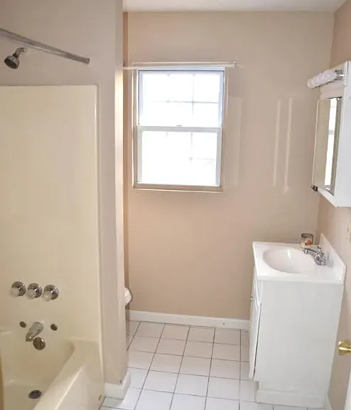 Full bathroom with shower/tub combo