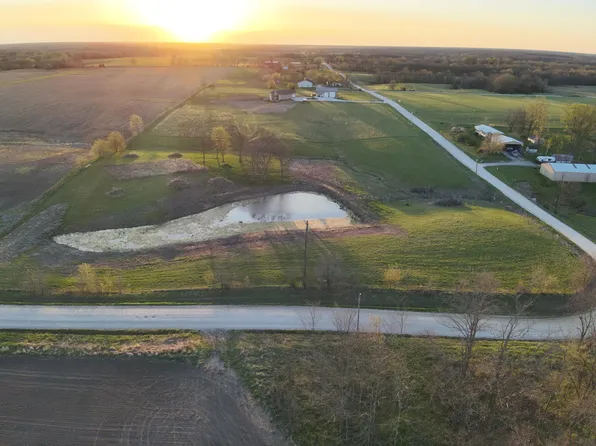 Mahogany St, Macon, MO 63552