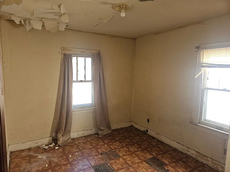 910 Woodward Ave — Photo 14