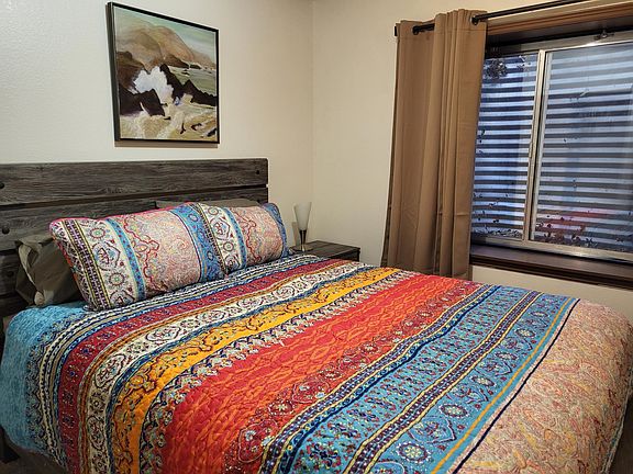 Bedroom - queen bed all linens