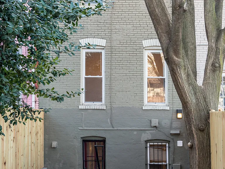 609 10th St NE — Photo 35