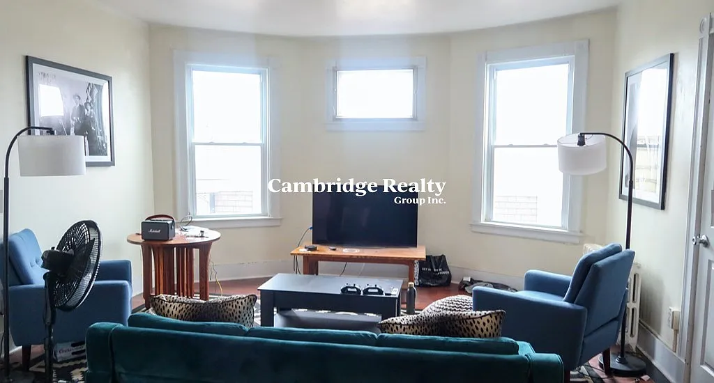 4 bed, 2.0 bath, $3,900 — Photo 3