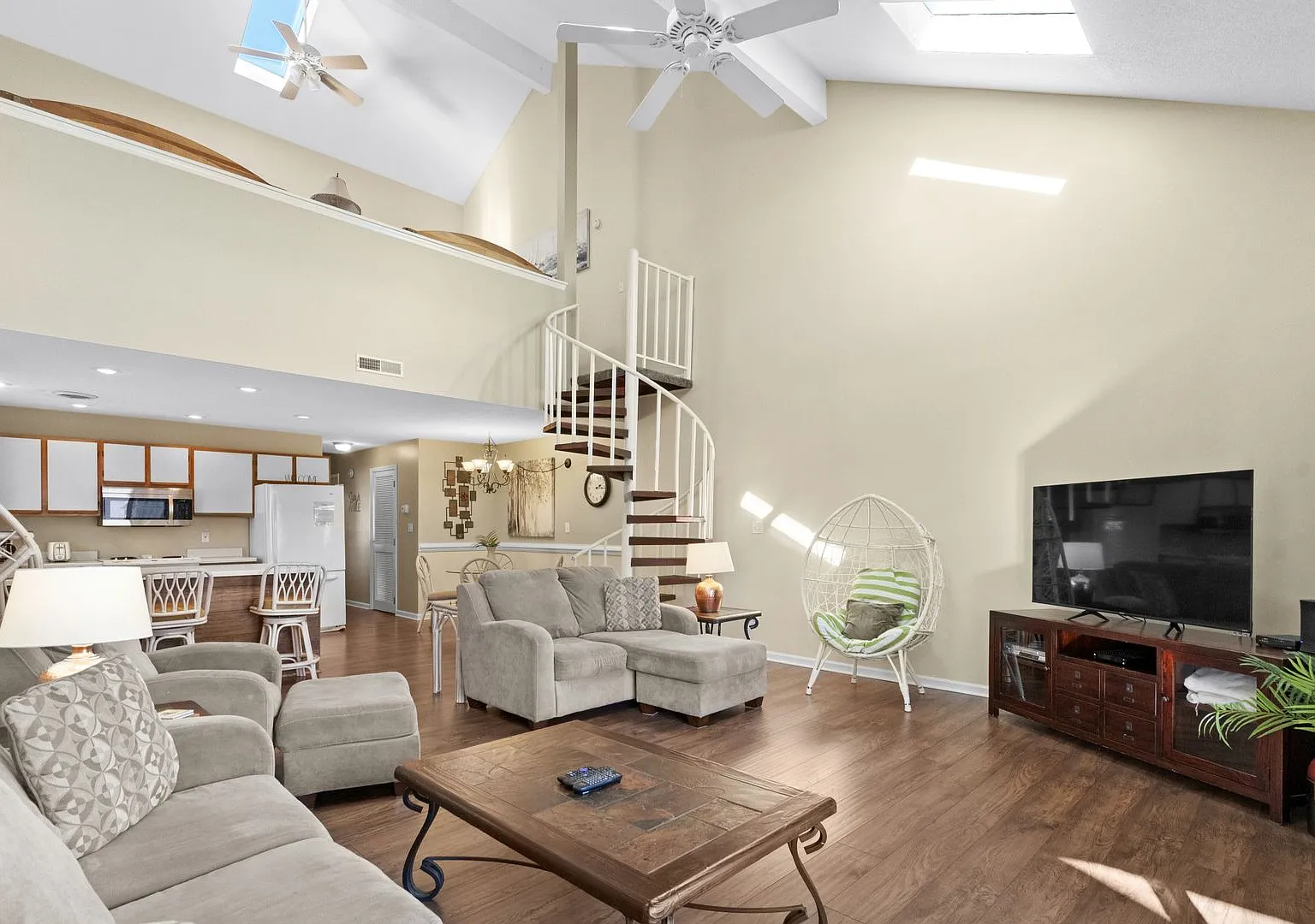 Fully Furnished 2BR/2BA End-Unit Condo | Pool | Flexible Lease Terms — Photo 1