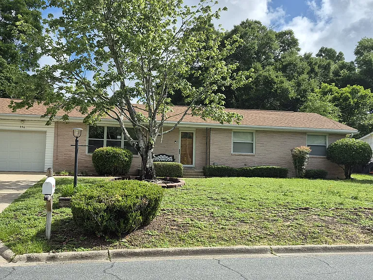 396 Andrew Dr — Photo 2