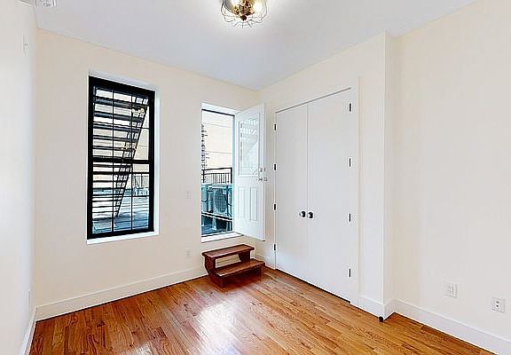 5th image of 219 Irving Ave APT 2R