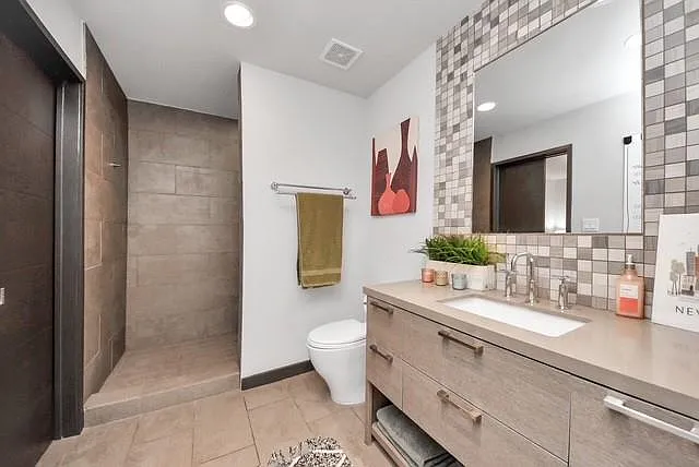 1410 Hyde Park Blvd #203 — Photo 6