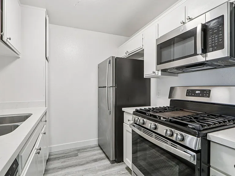 5555 Harold Way — Photo 21
