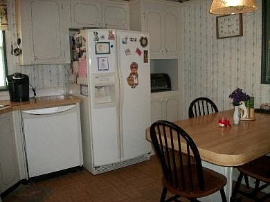 3rd image of 6425 Lakewood Dr APT C