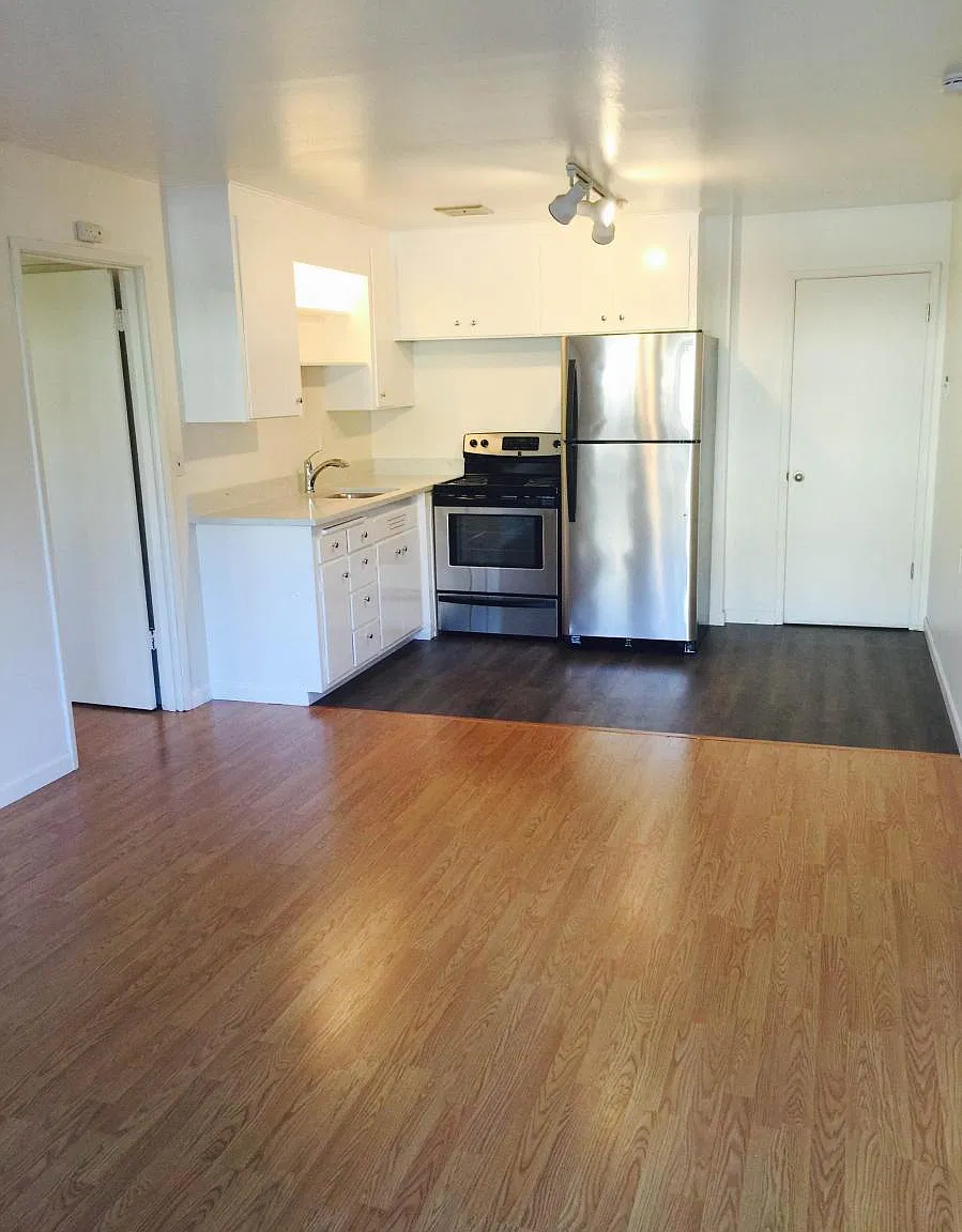 323 13th Ave E — Photo 2