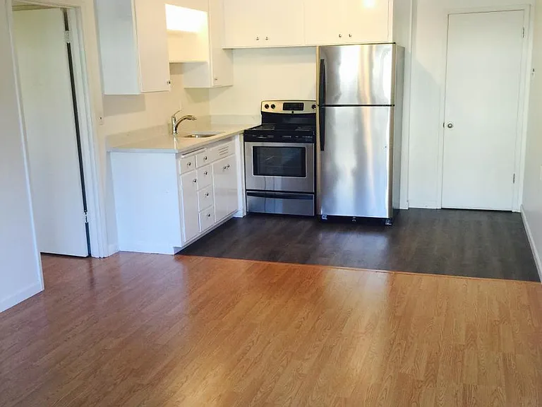 323 13th Ave E #7 — Photo 2