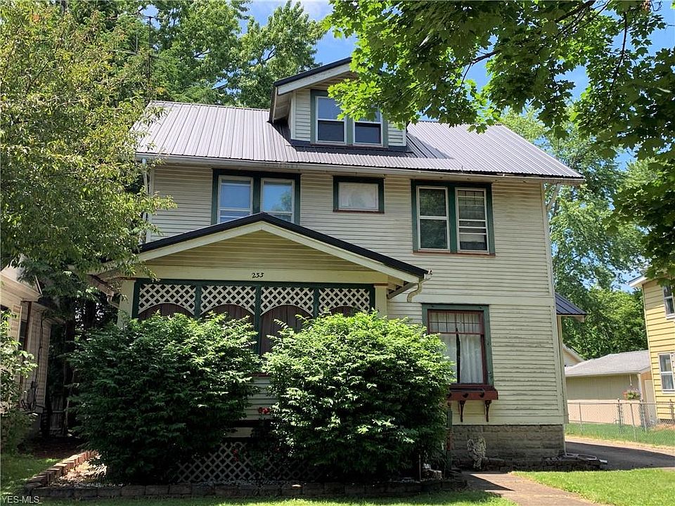 1st image of 233 Lawrence Ave NE