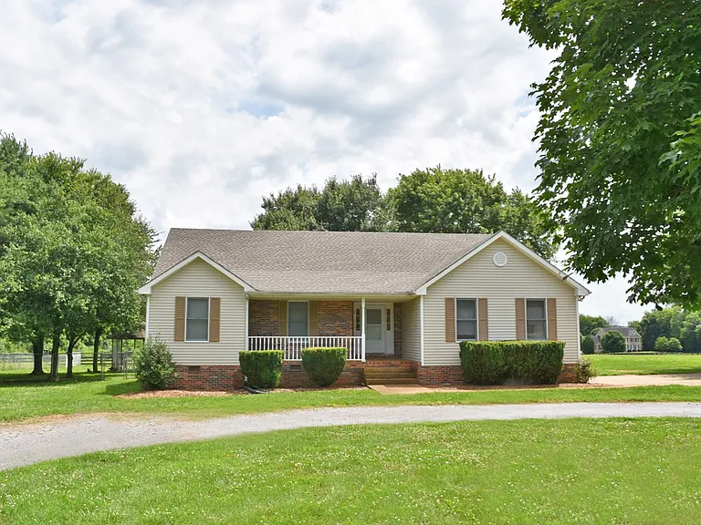 1525 W Harpeth Rd — Photo 1