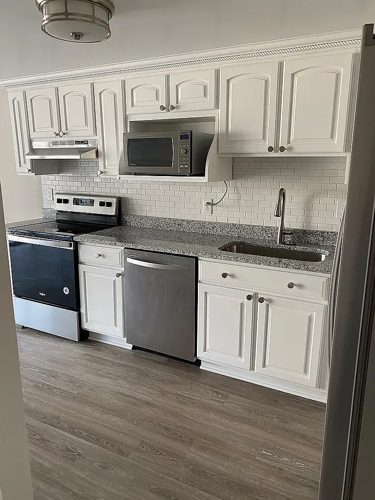 1401 N Rhodes St — Photo 3