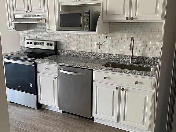 3rd image of 1401 N Rhodes St APT 201