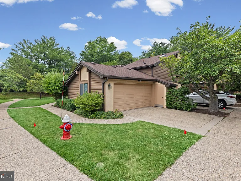 130 Sayre Dr — Photo 6