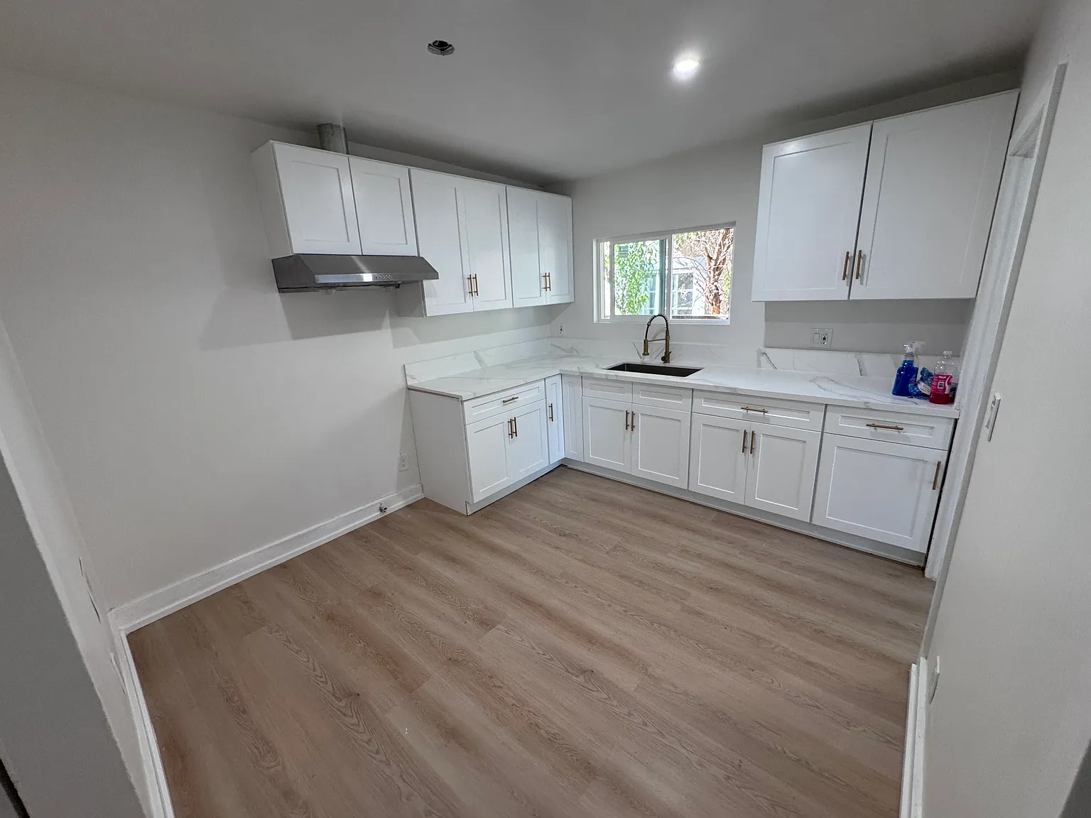 2 bed, 750 sqft, $2,550 — Photo 2