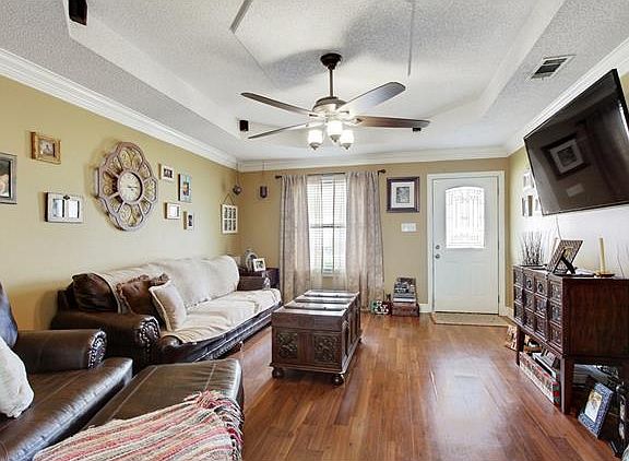 3rd image of 1 Woodchase Ct