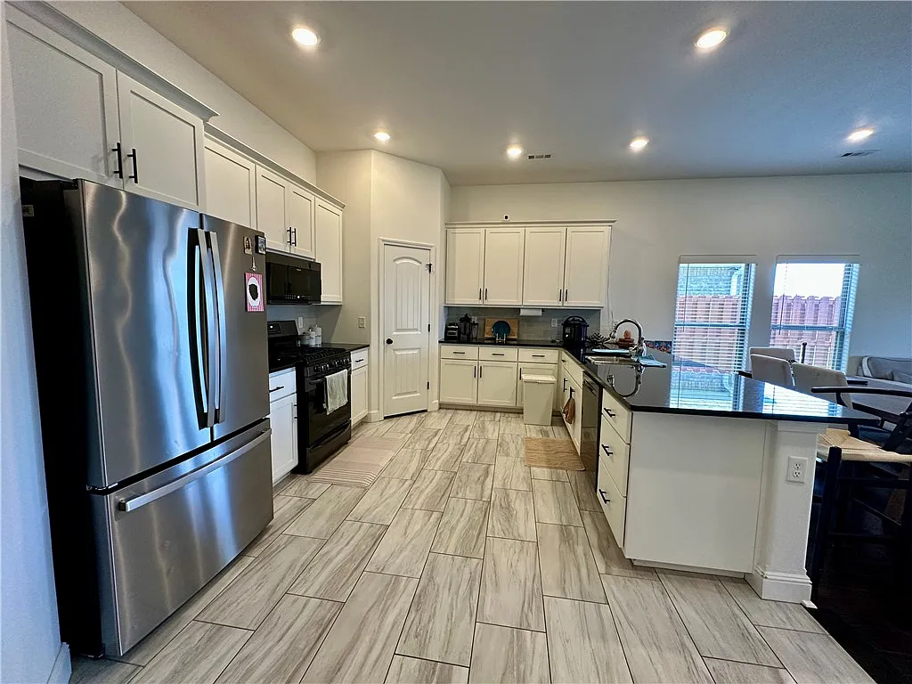 3 bed, 2.0 bath, 1950 sqft, $2,000 — Photo 4