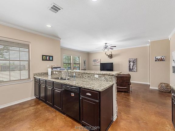 5th image of 502 Deacon Dr W