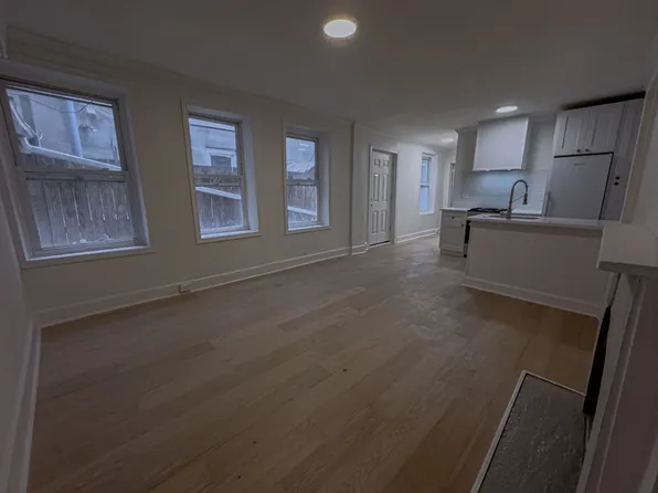 2039 Green St, Philadelphia, PA