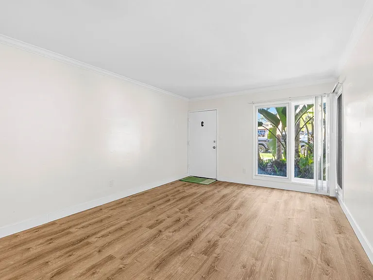 Windansea Apartments — Photo 19