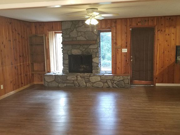 4th image of 2216 Park Ln