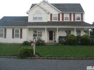 32 Summerfield Dr, Holtsville, NY 11742
