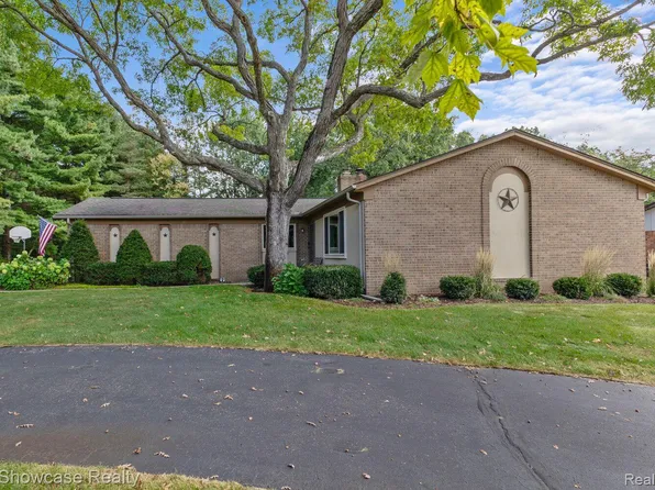 2006 Shewchenko Dr, Highland, MI 48356