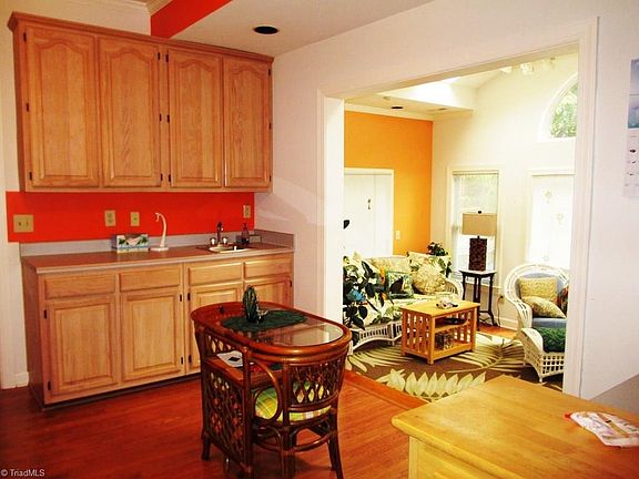5th image of 2610 Springwood Dr