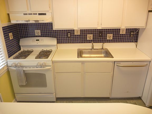 Kitchen (has been repainted)