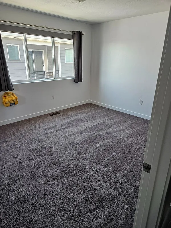 Private Room & Bath for professional male 25+ yrs — Photo 3