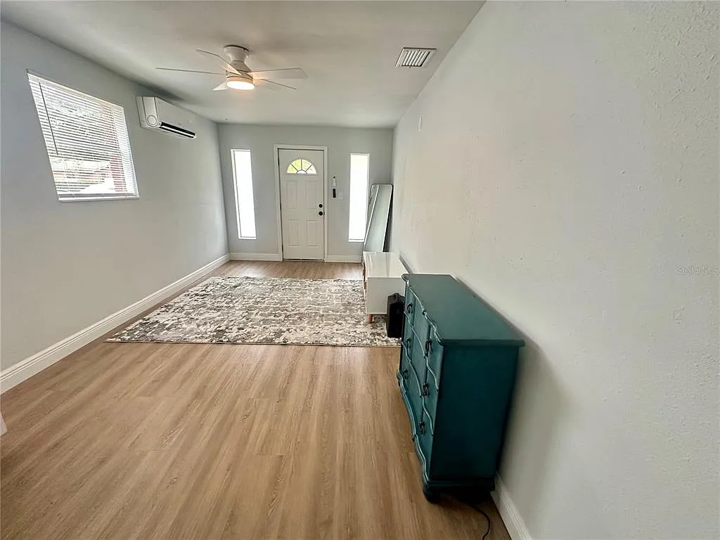 Studio, 1.0 bath, 350 sqft, $1,200 — Photo 3
