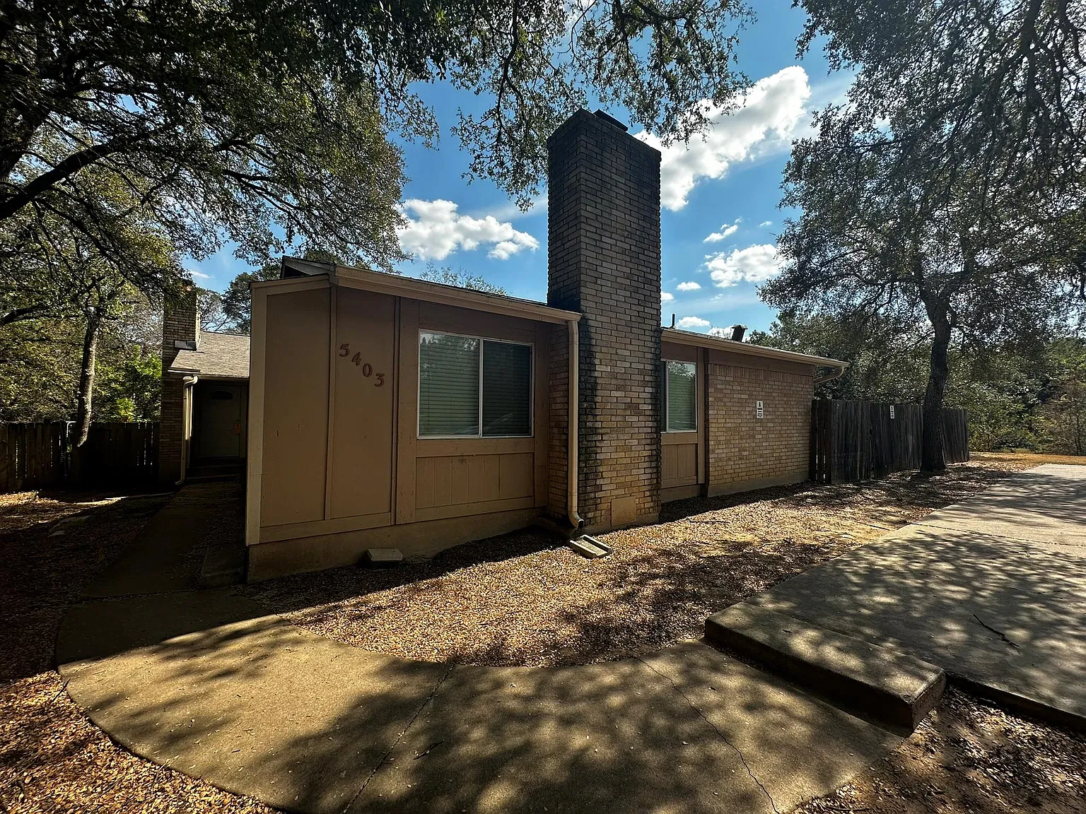 3 bed, 2.0 bath, 2098 sqft, $1,595 — Photo 1