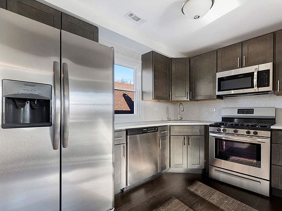 5th image of 138 S Austin Blvd APT 3