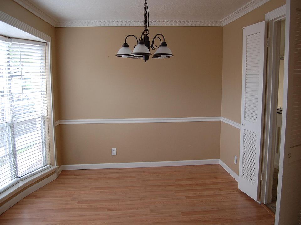 2nd image of 2323 Ridgemont Dr