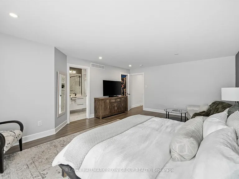 559 Mutual St — Photo 17