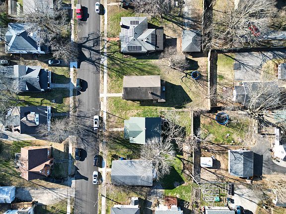 5th image of 833 Center St