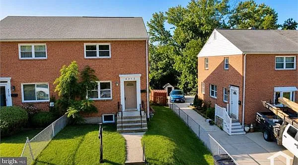 4 bed, $2,500 — Photo 1