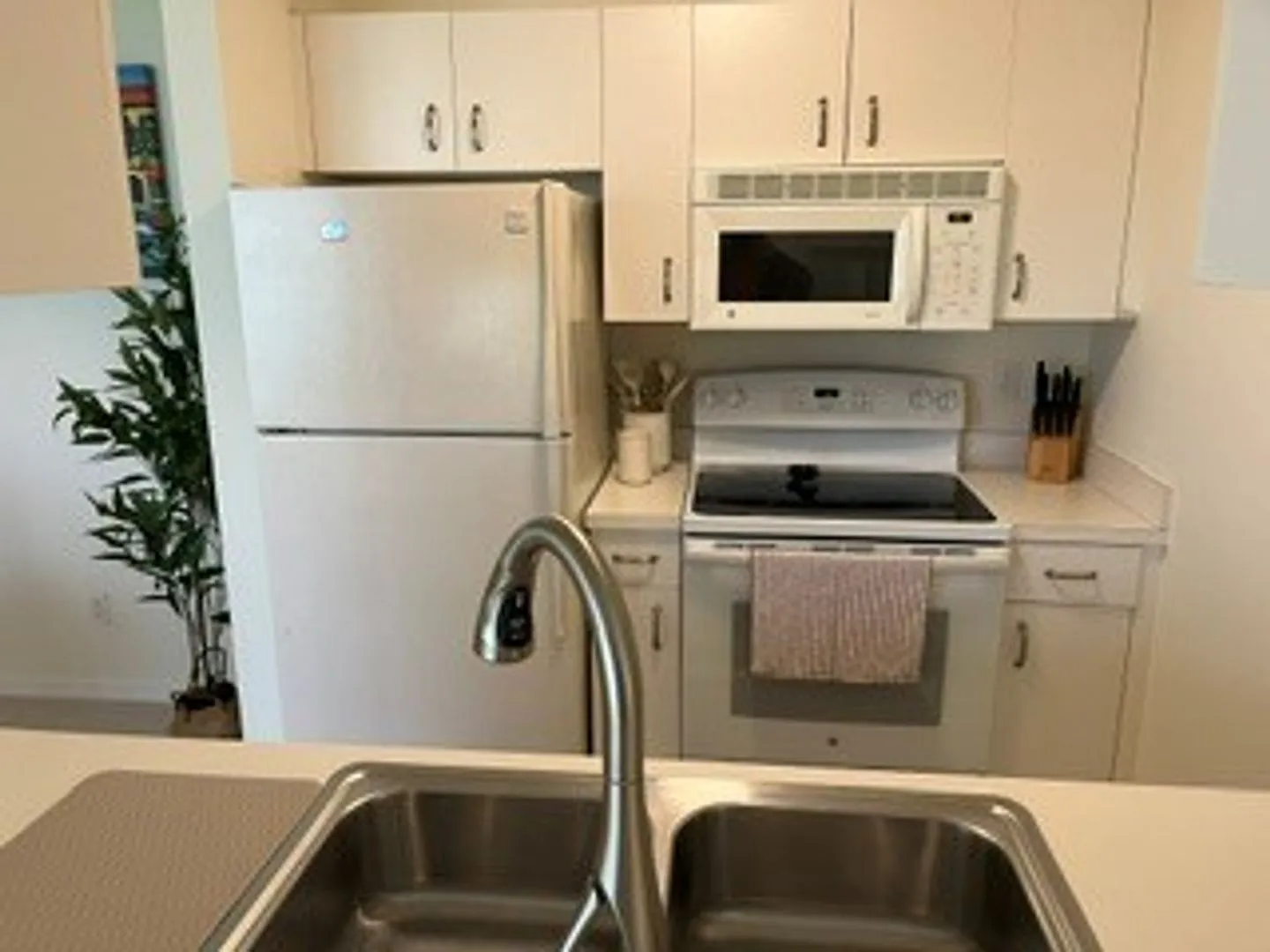 Cozy Condo in Waterfront Island Complex-Available NOW for 12 Month Tenant — Photo 2