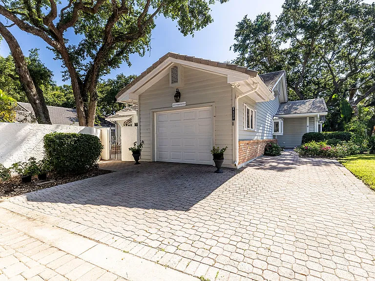 300 S Peppertree Dr — Photo 33