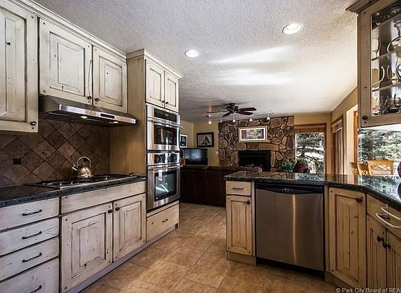 Custom kitchen cabinets, granite countertops & stainless appliances