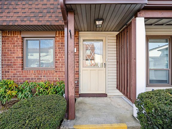 5th image of 20 Cambridge Dr W #20