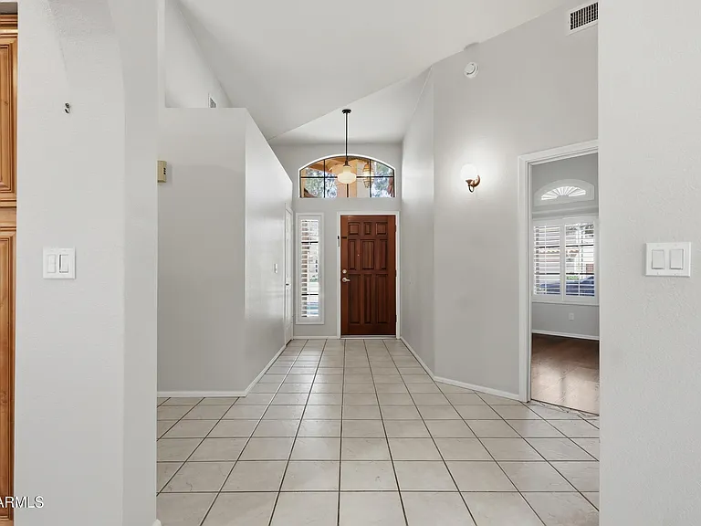 225 W Vera Ln — Photo 4