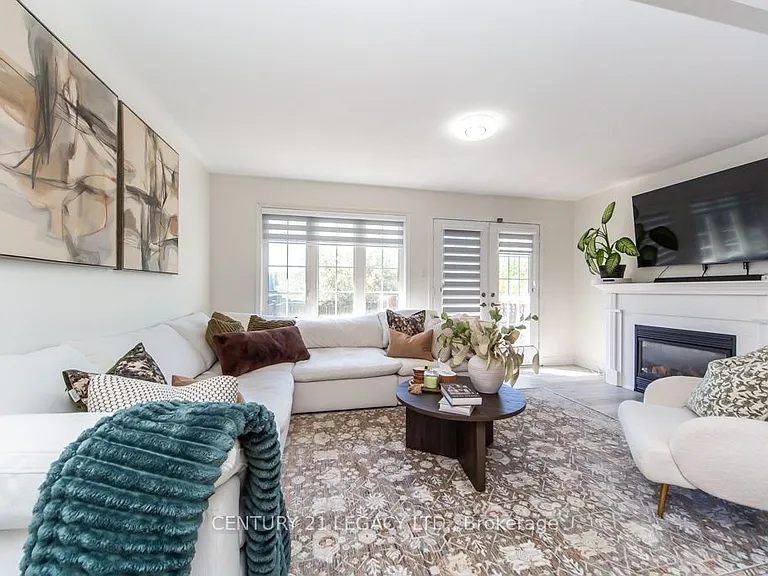 44 Tincomb Cres — Photo 1