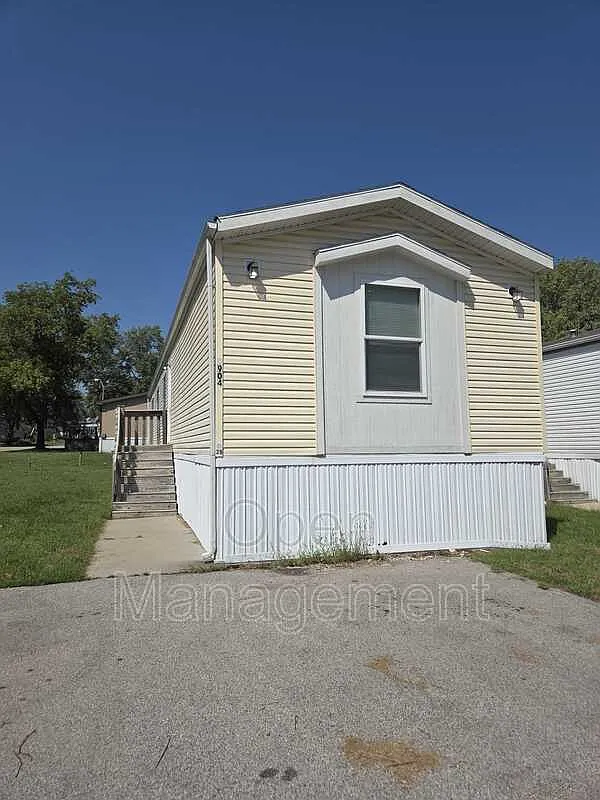 3 bed, 2.0 bath, 1152 sqft, $1,299 — Photo 1