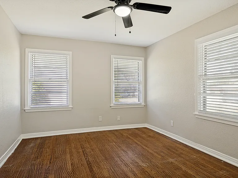 1913 Landa Dr — Photo 15