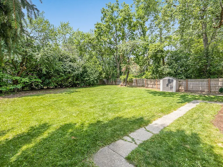 621 Susan Dr — Photo 27